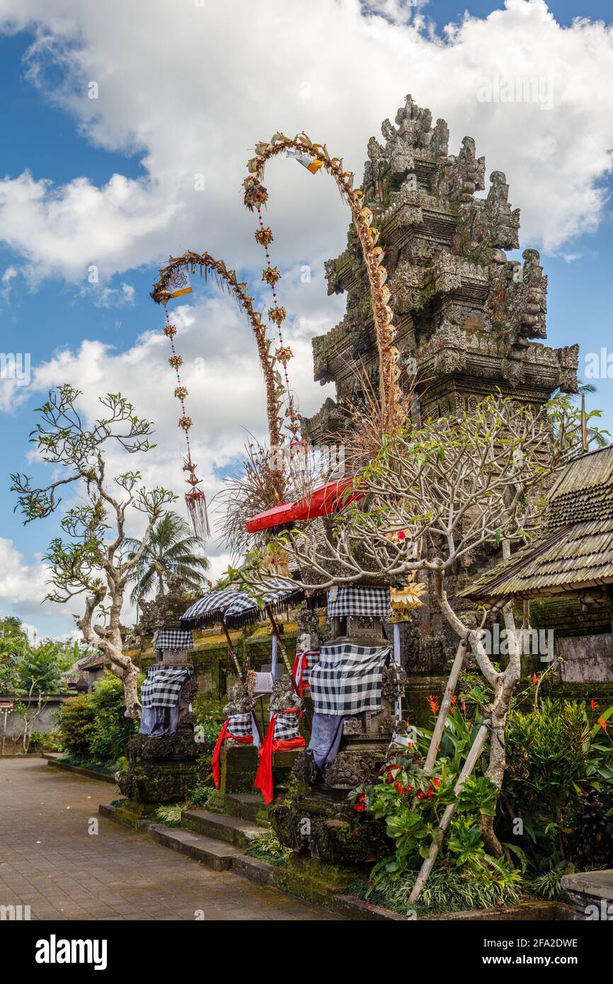 Tempio indù (pura) a Penglipuran, villaggio tradizionale. Bangli Regency, Bali, Indonesia. Immagine verticale. Foto Stock