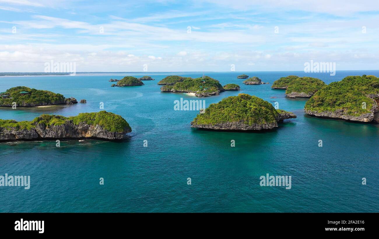 Gruppo di piccole isole in Cento isole Parco Nazionale, Pangasinan, Filippine. Aereo drone: Famosa attrazione turistica, Alaminos. Concetto di vacanza estiva e di viaggio Foto Stock