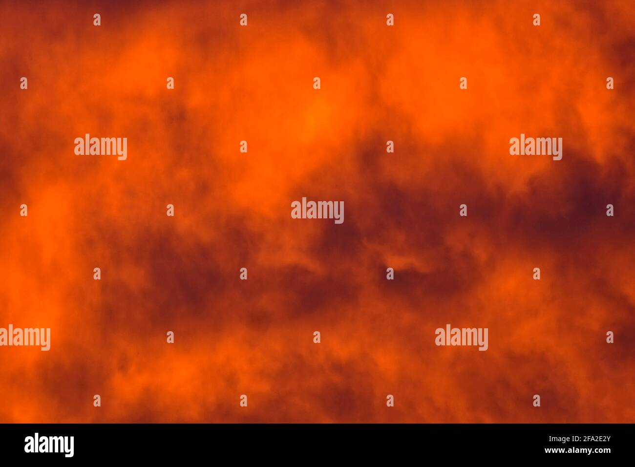 Concetto astratto immagine di sfondo di nuvole scure in fuoco migliorato Arancio inverno tramonto cielo Inghilterra Gran Bretagna Regno Unito Regno Unito Foto Stock