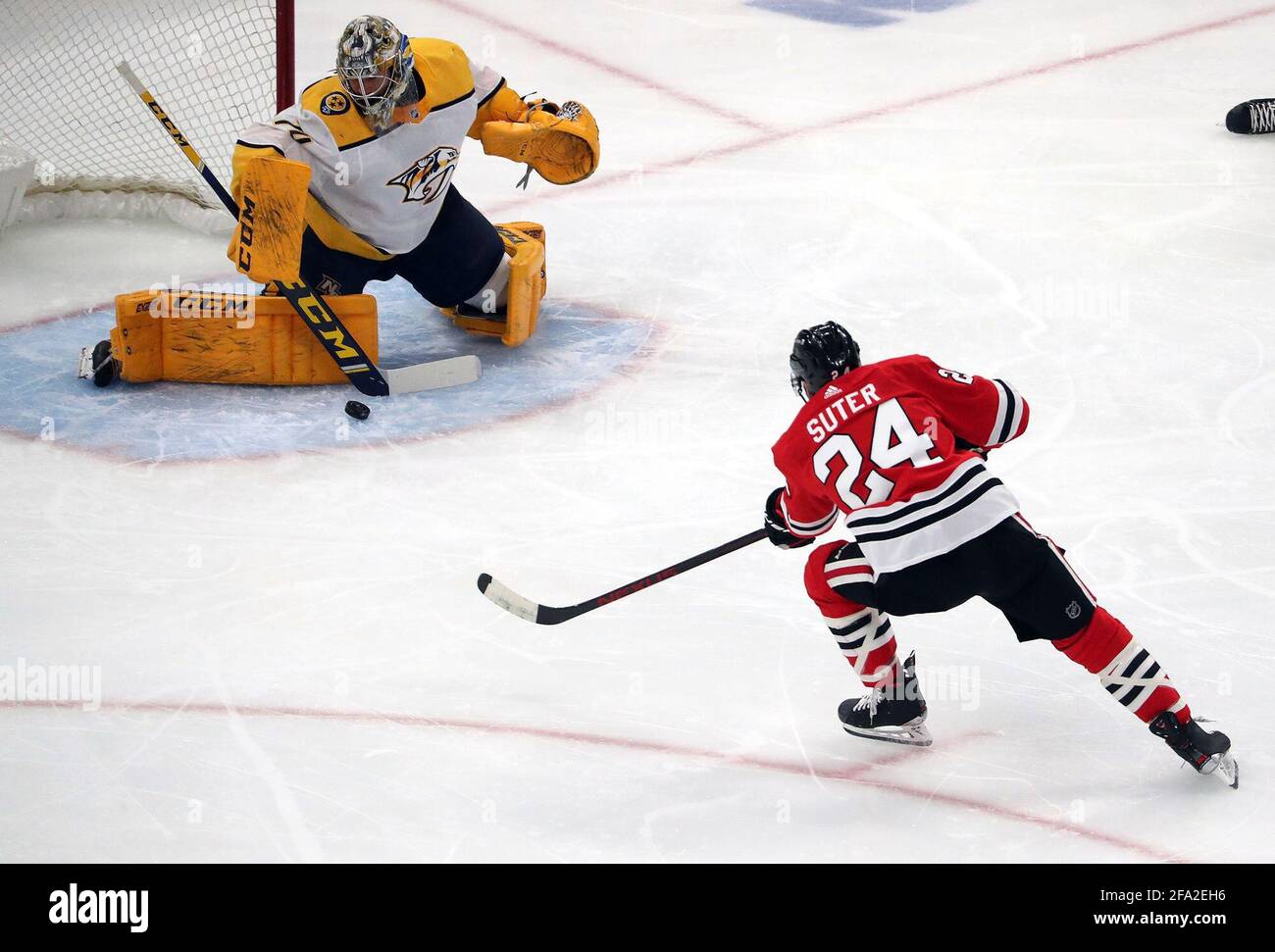 STATI UNITI. 21 Apr 2021. Il Chicago Blackhawks 'Pio Suter (24) segna contro Nashville predatori goaltender Juuse Saros (74) nel primo periodo presso lo United Center di Chicago mercoledì 21 aprile 2021. (Foto di Terrence Antonio James/Chicago Tribune/TNS/Sipa USA) Credit: Sipa USA/Alamy Live News Foto Stock