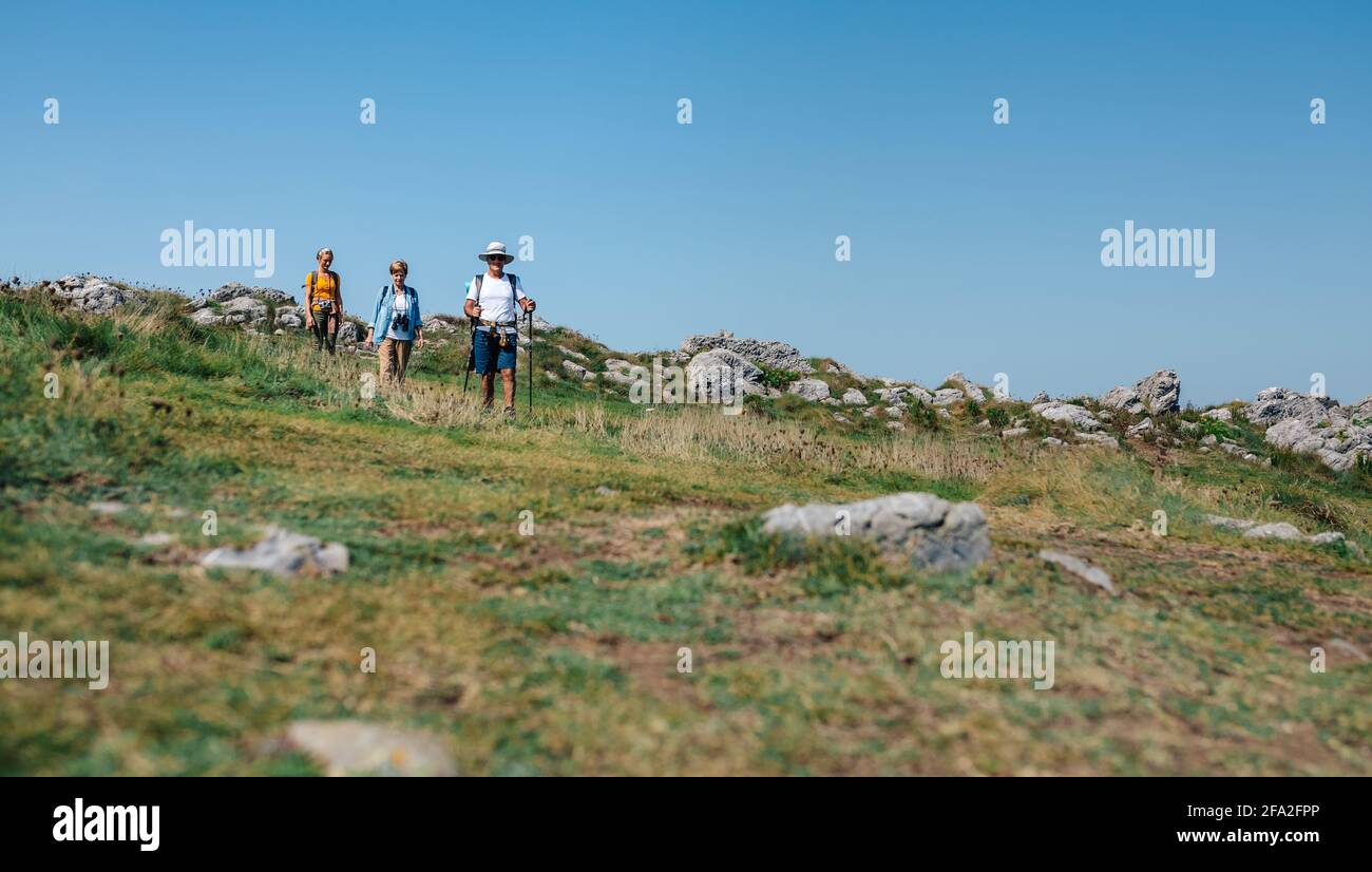 Tre persone che praticano trekking all'aperto Foto Stock