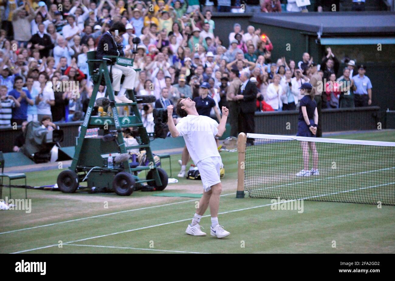 WIMBLEDON CAMPIONATI DI TENNIS 2008. 7° GIORNO 30/6/2008 E MURRAY DOPO AVER BATTUTO R.GASQUET. IMMAGINE DAVID ASHDOWN Foto Stock