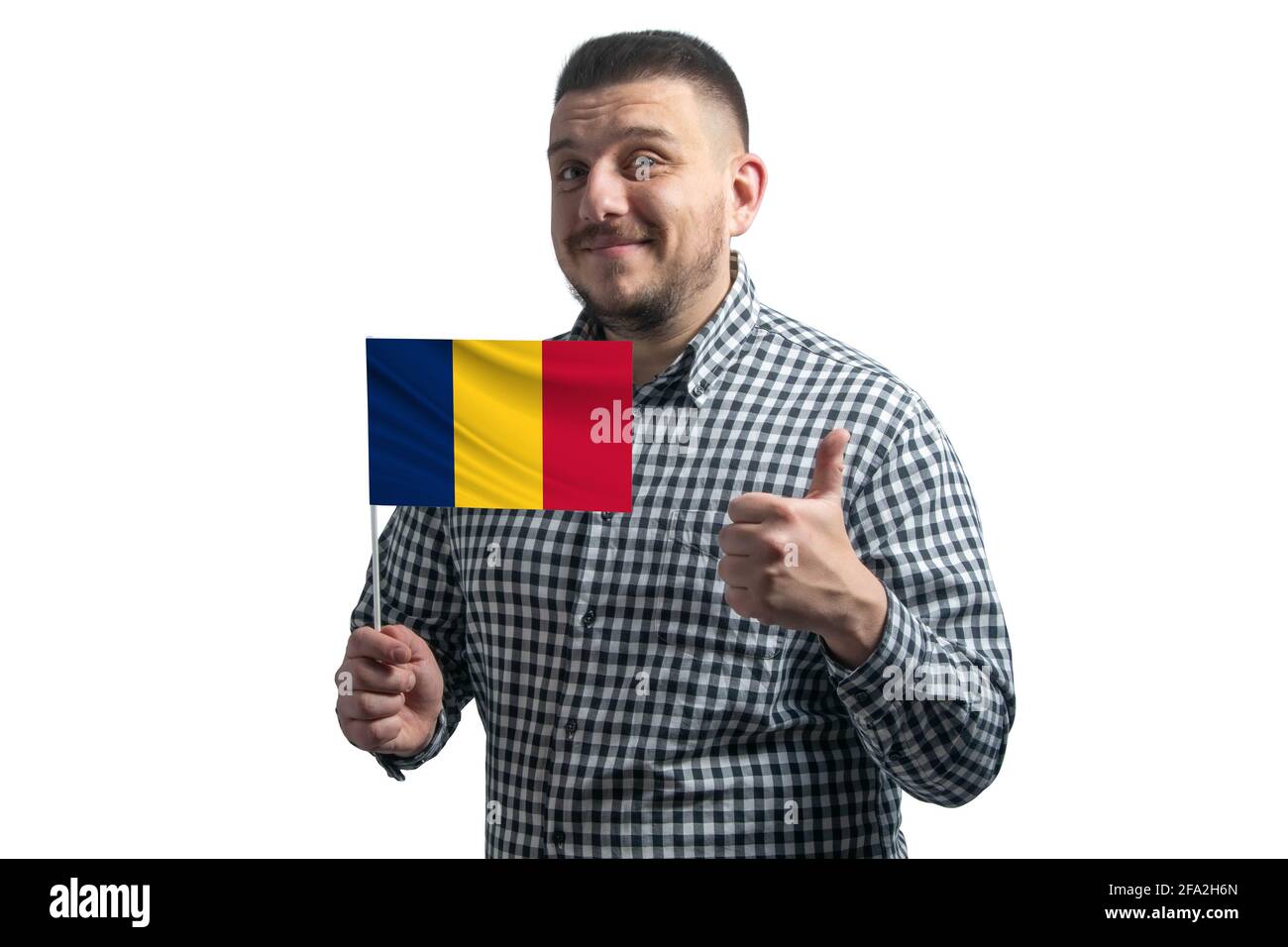 Ragazzo bianco che tiene una bandiera del Ciad e mostra la classe a mano isolato su uno sfondo bianco. Come per il Ciad. Foto Stock