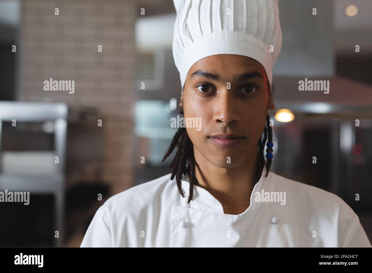 Ritratto di chef professionista di razza mista con cappello da chef Foto Stock