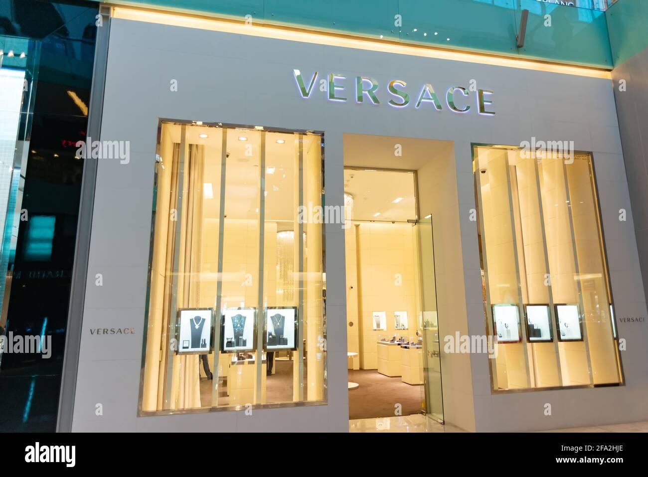 Dubai, Emirati Arabi Uniti - 30 maggio 2013. Versace boutique situato nel Dubai Mall a Dubai, Emirati Arabi Uniti. Foto Stock