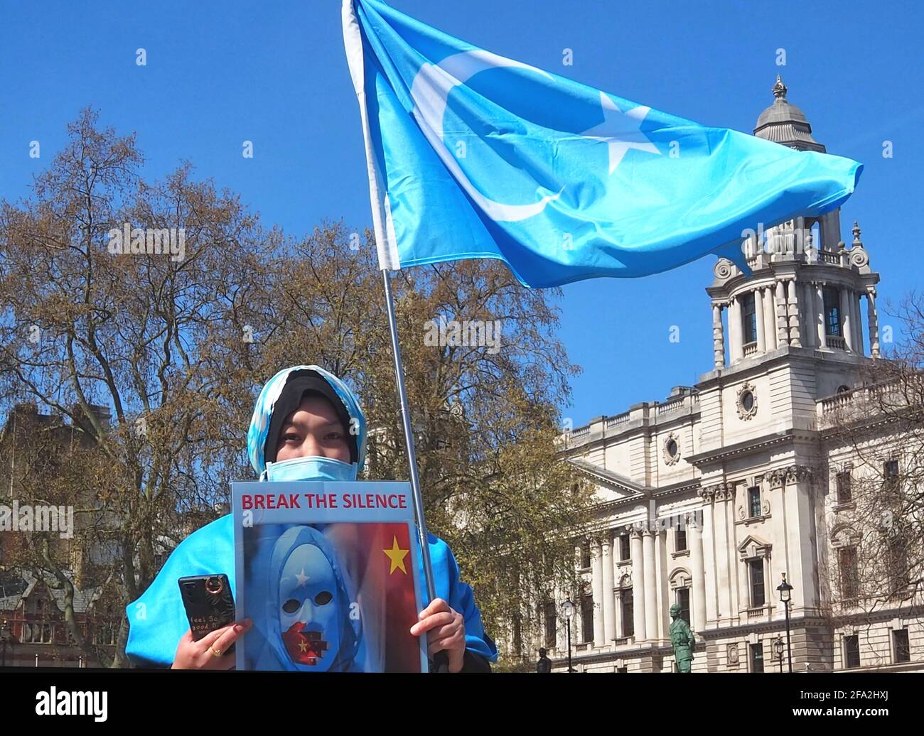 Londra, Regno Unito. 22 Apr 2021. Musulmani, cristiani ed ebrei protestano al di fuori del Parlamento contro il genocidio del popolo uiguro da parte della Cina Credit: Brian Minkoff/Alamy Live News Foto Stock