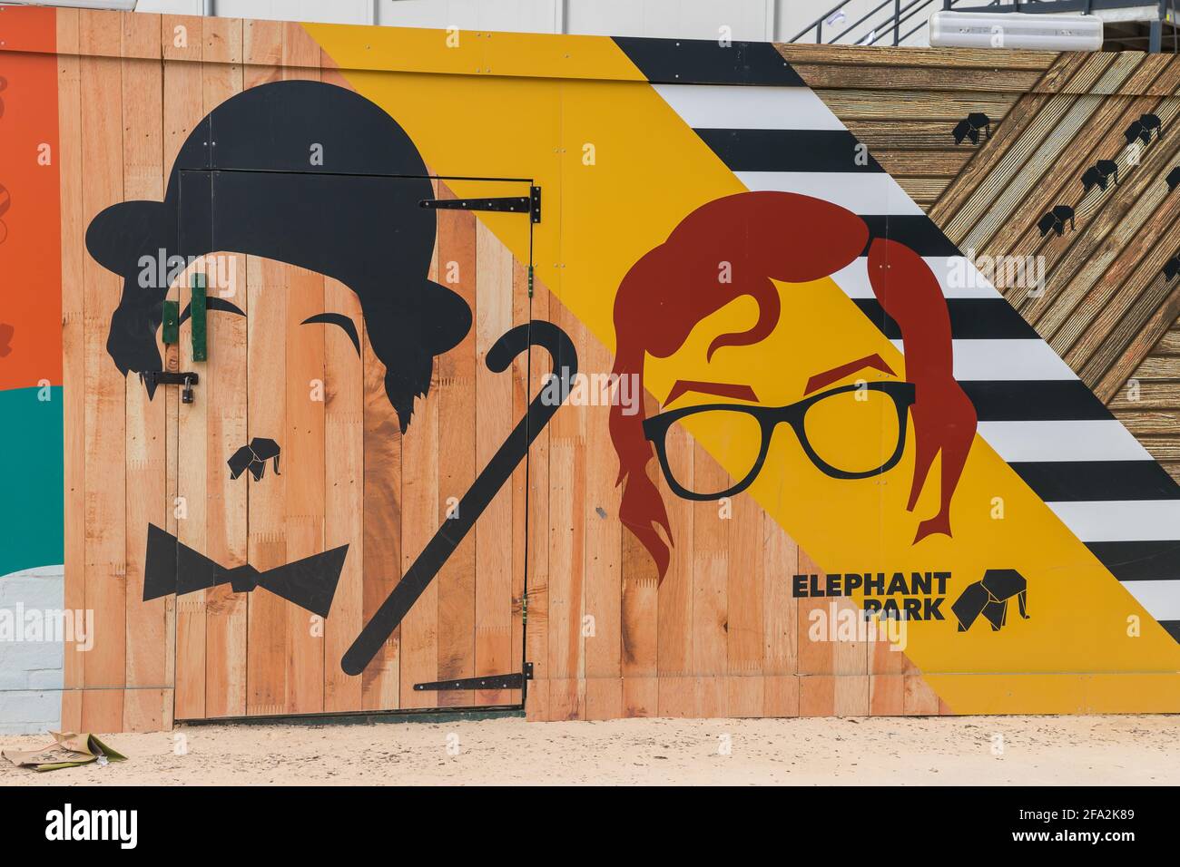 Immagine grafica di due 'Son' di Elefante e Castello: Charlie Chaplin e Michael Cain Foto Stock