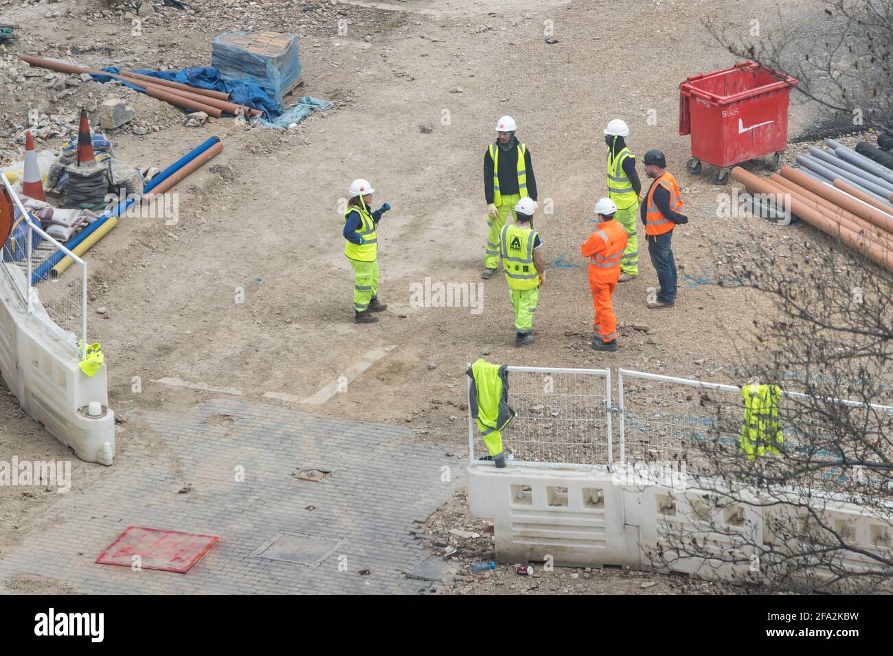 lavoratori edili che ricevono una formazione pratica sul posto Foto Stock