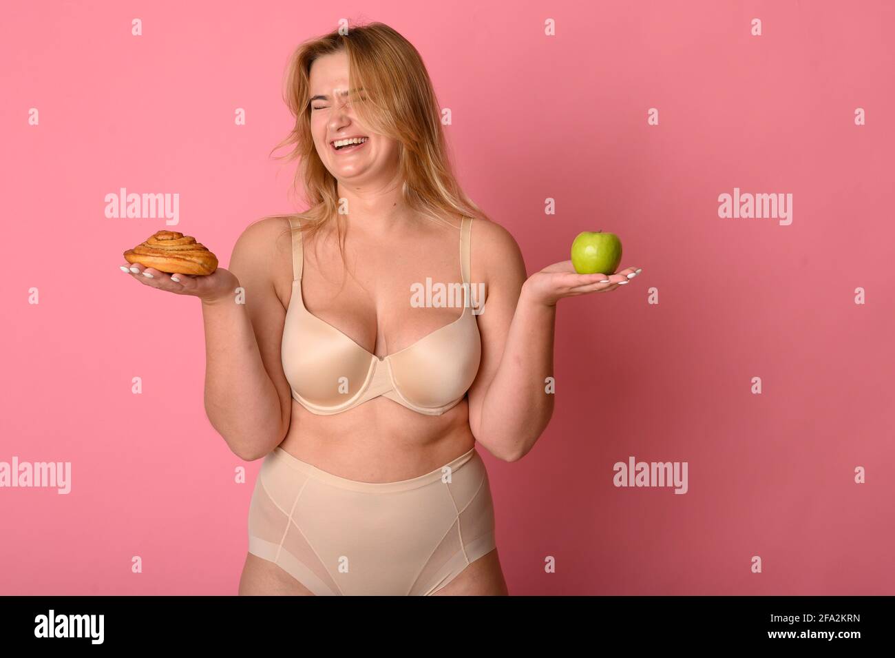 Scegliete un sano confronto tra cibo spazzatura e frutta. Cibo sano e cibo spazzatura Foto Stock