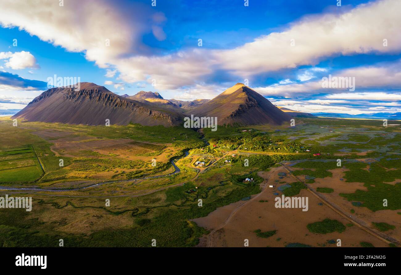 Vista aerea delle montagne sopra il villaggio di Akranes in Islanda occidentale Foto Stock
