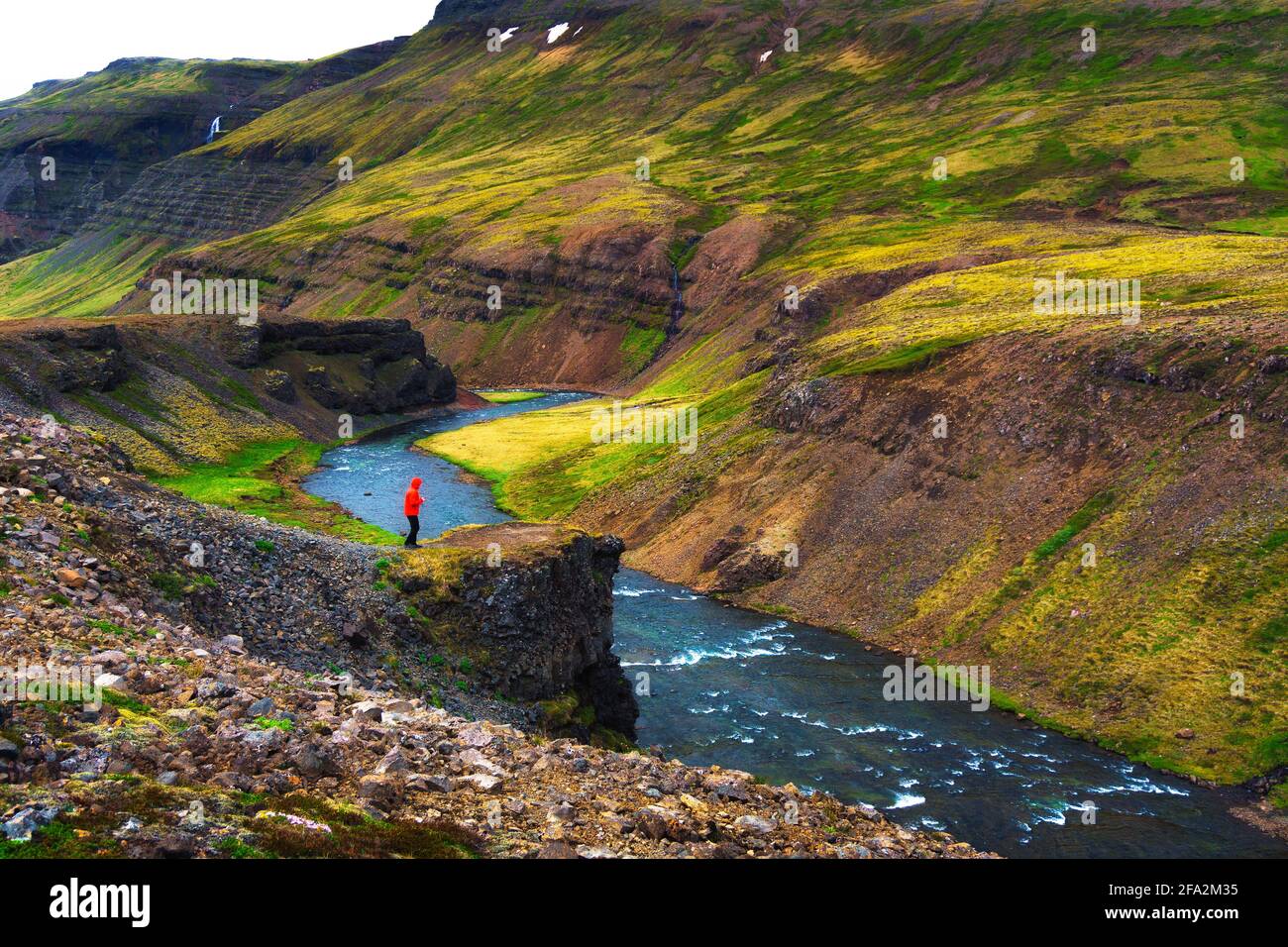 Escursionista in piedi al bordo del Laxa i Kjos fiume vicino a Reykjavik in Islanda Foto Stock