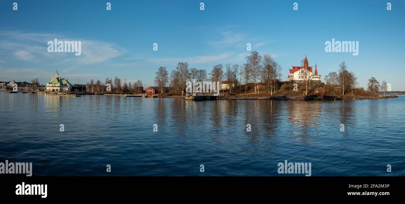 Helsinki / Finlandia - 18 APRILE 2021: Vista panoramica di un'isola con antichi cottage in legno nel centro di una città durante il tramonto. Foto Stock