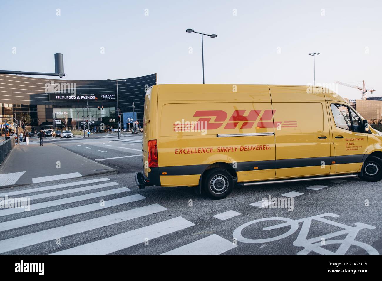 Copenaghen, Danimarca - 14 settembre 2020. DHL van passando un incrocio vicino al centro commerciale Fisketorvet Copenhagen Mall. DHL è un corriere internazionale tedesco, pac Foto Stock