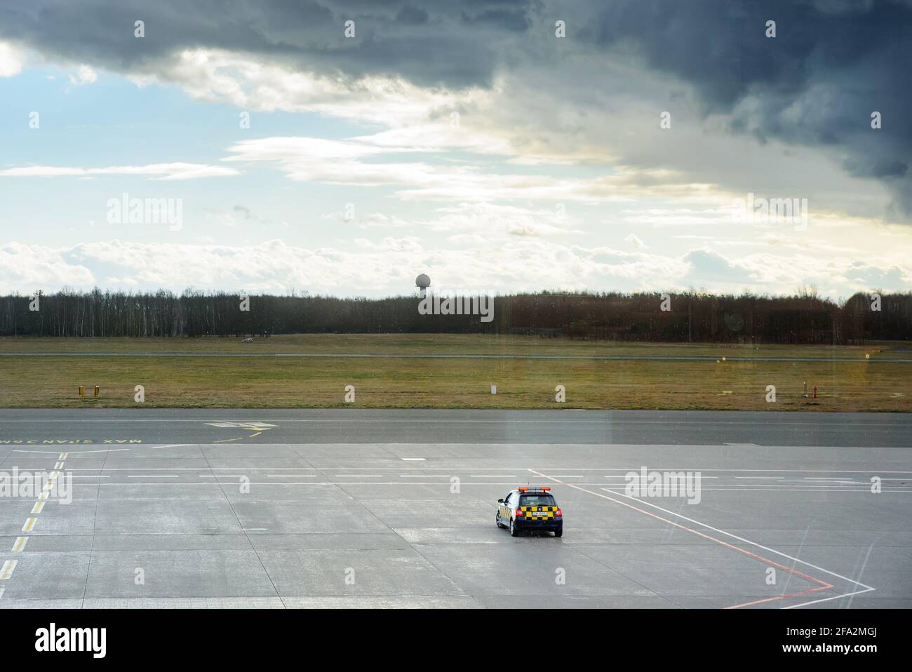 Wroclaw, Polonia - 12 marzo 2020. Seguimi in auto nel vuoto Copernicus Airport Wroclaw. Foto Stock