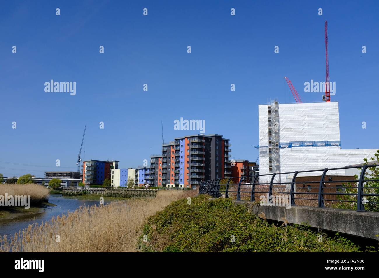 BARKING - 22 APRILE 2021: Una vista dello sviluppo di Barking Riverside e del fiume Roding a East London. Foto Stock