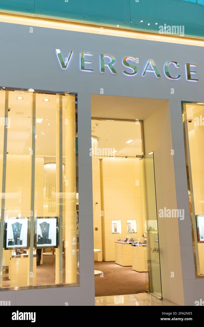 Dubai, Emirati Arabi Uniti - 30 maggio 2013. Versace boutique situato nel Dubai Mall a Dubai, Emirati Arabi Uniti. Foto Stock