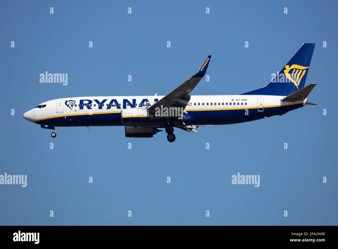 Ryanair Boeing 737-800 9H-QBM aereo passeggeri arrivo e atterraggio a. Aeroporto di Budapest Foto Stock