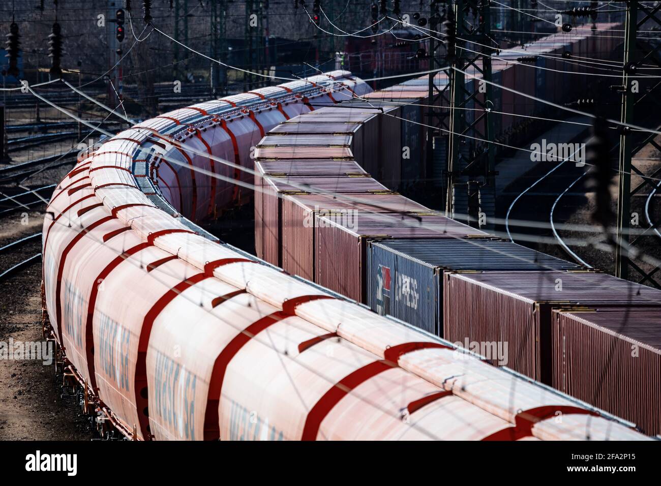 Treno cargo. Trasporti ferroviari. Trasporto ferroviario. Industria globale e internazionale del trasporto merci. Foto Stock