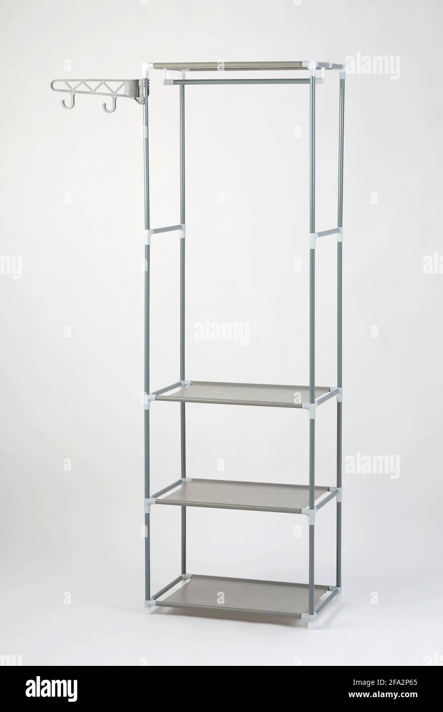 Rack in tessuto vuoto isolato su sfondo bianco Foto Stock