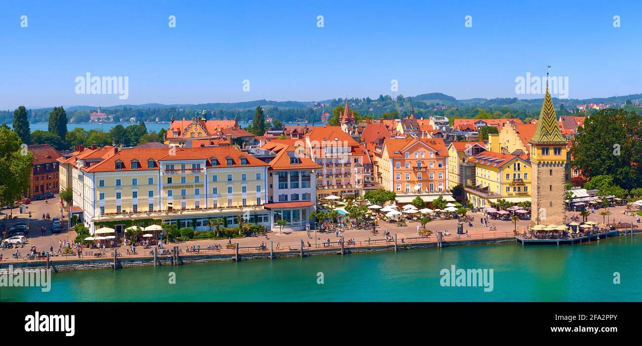 Porto nel porto di Lindau, Baviera. Città tedesca su un'isola nel mezzo del lago di Costanza. Vista dal nuovo faro Foto Stock