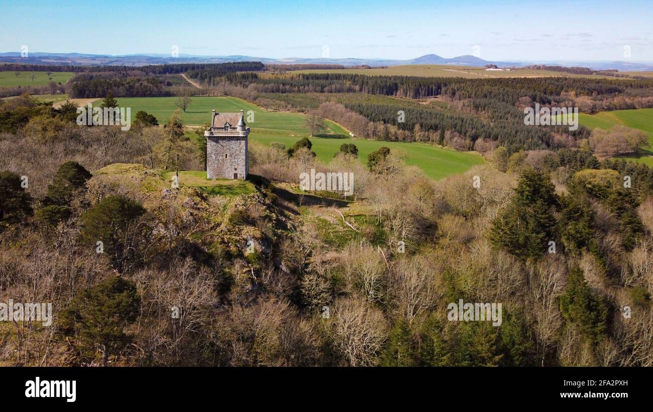 Vista aerea del Castello di Fatlips, o Castello di Minto, una torre a peeling nel Roxburghshire, ai confini scozzesi, Scozia, Regno Unito Foto Stock
