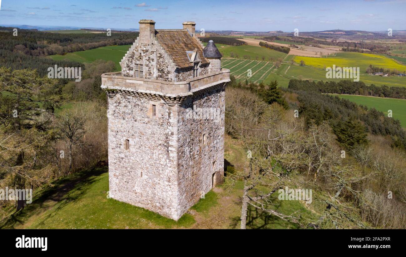 Vista aerea del Castello di Fatlips, o Castello di Minto, una torre a peeling nel Roxburghshire, ai confini scozzesi, Scozia, Regno Unito Foto Stock