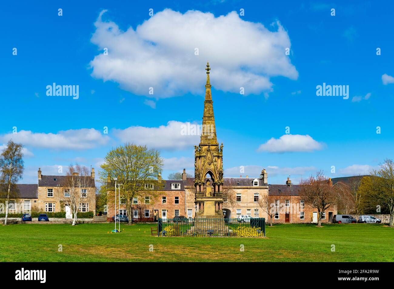 Vista del monumento del Leyden sul verde nel villaggio di Denholm, in Scozia, Regno Unito Foto Stock