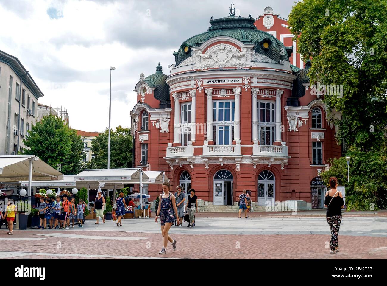 Varna, Bulgaria.People di fronte al teatro di dramma. Foto Stock