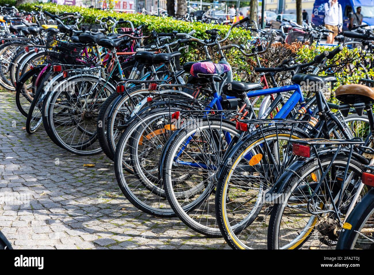 Lund, Svezia - 30 agosto 2019: Ampio parcheggio per biciclette pieno di  biciclette parcheggiate in fila a Lund, Scania, Svezia Foto stock - Alamy