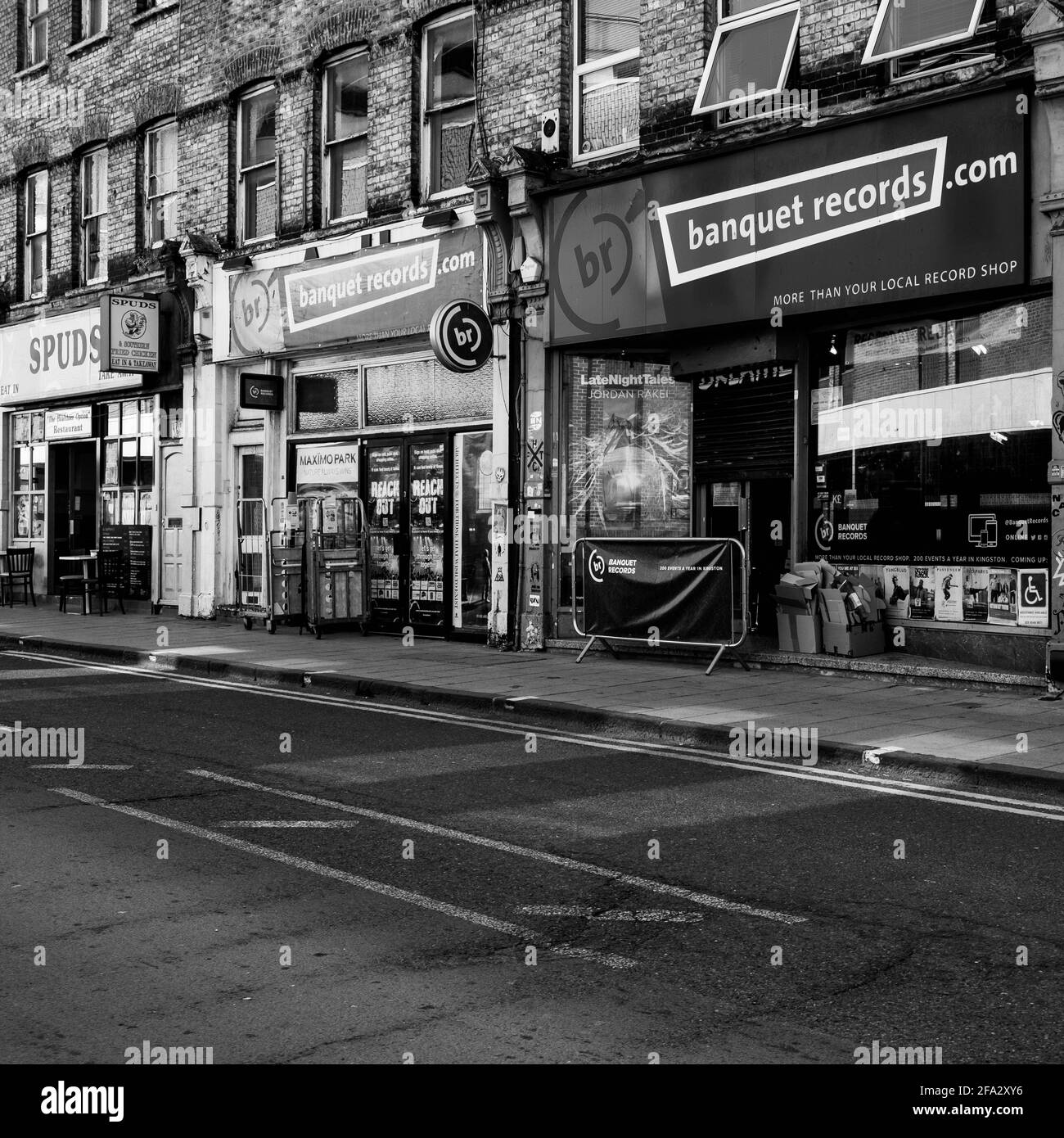 Kingston London UK, aprile 19 2021, immagine in bianco e nero di una fila di negozi tradizionali di High Street senza persone Foto Stock
