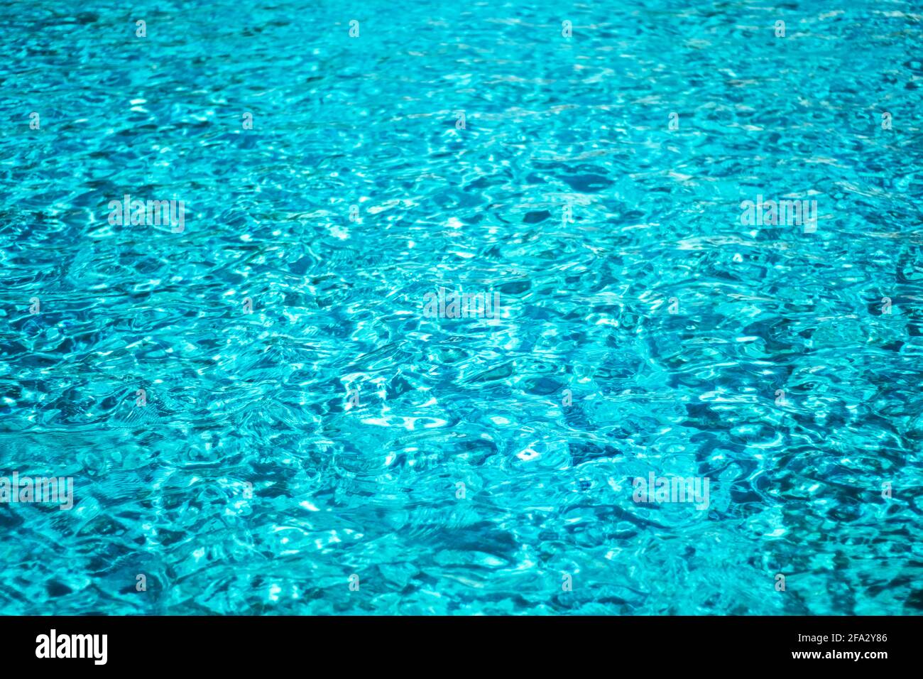 Sfondo di un motivo ondulato di acqua blu pulita Foto Stock