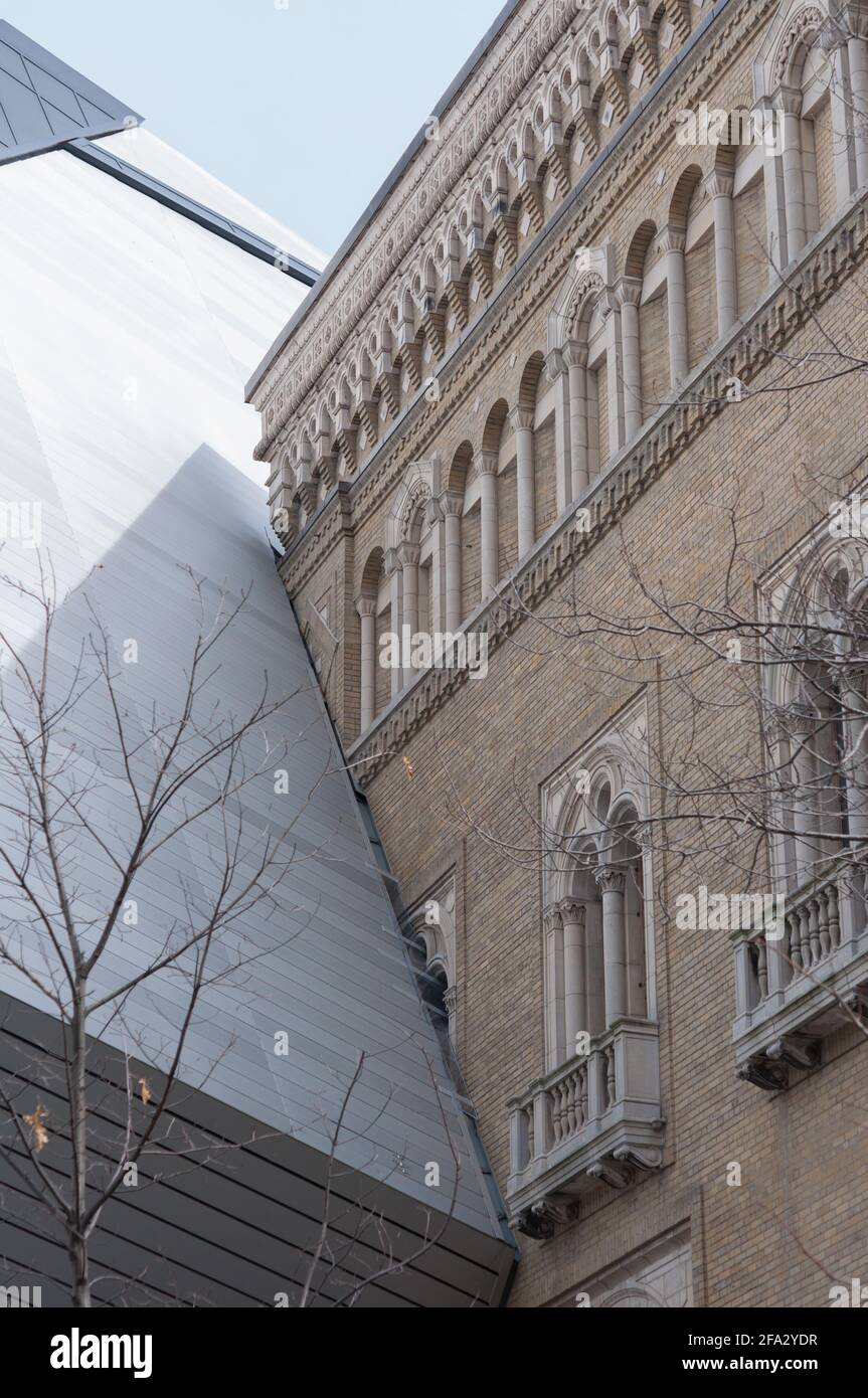Royal Ontario Museum (Toronto) - esterno, contrasto tra strutture nuove e vecchie Foto Stock