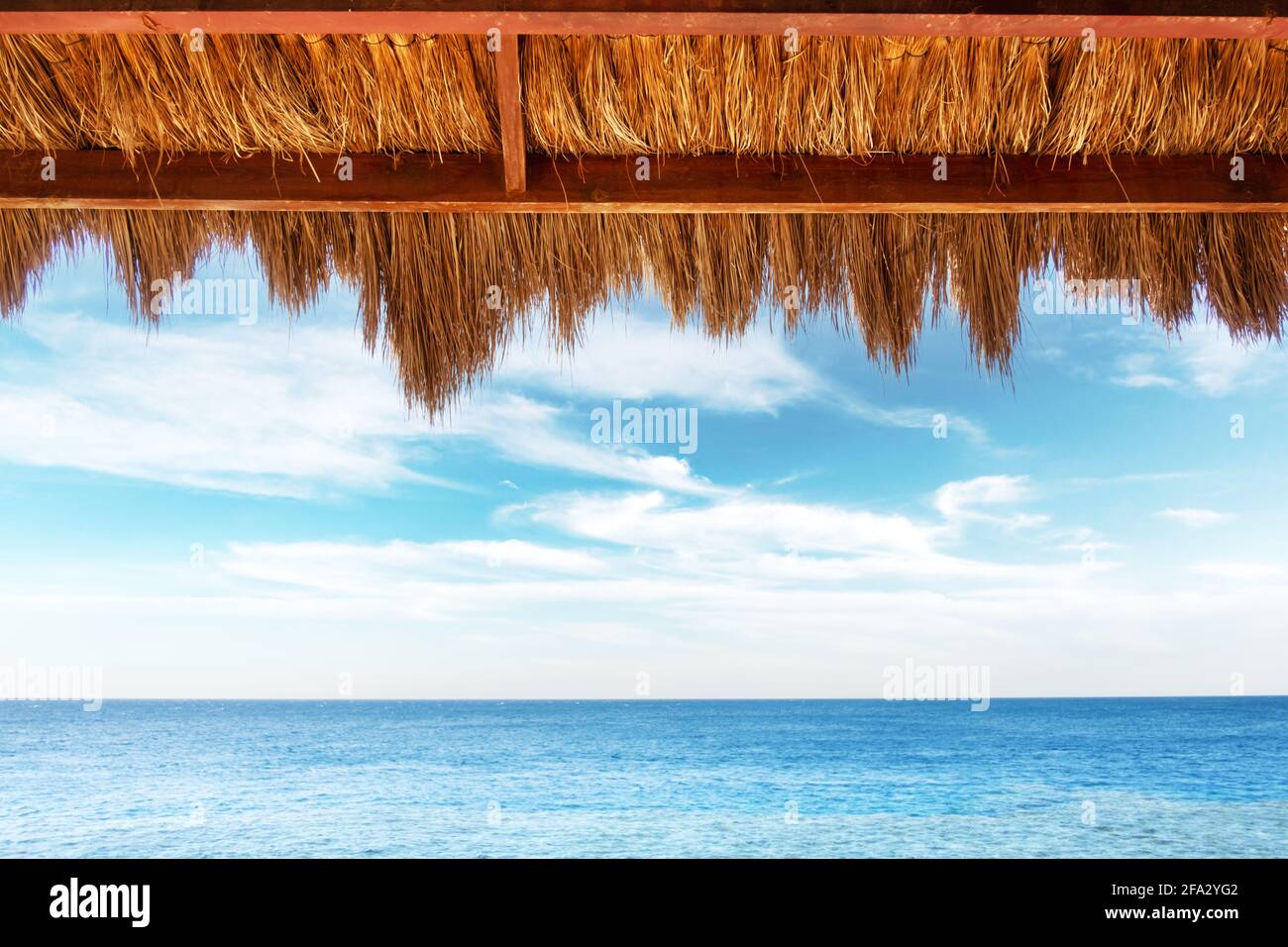 Baldacchino Reed sul pergolato sulla spiaggia Foto Stock