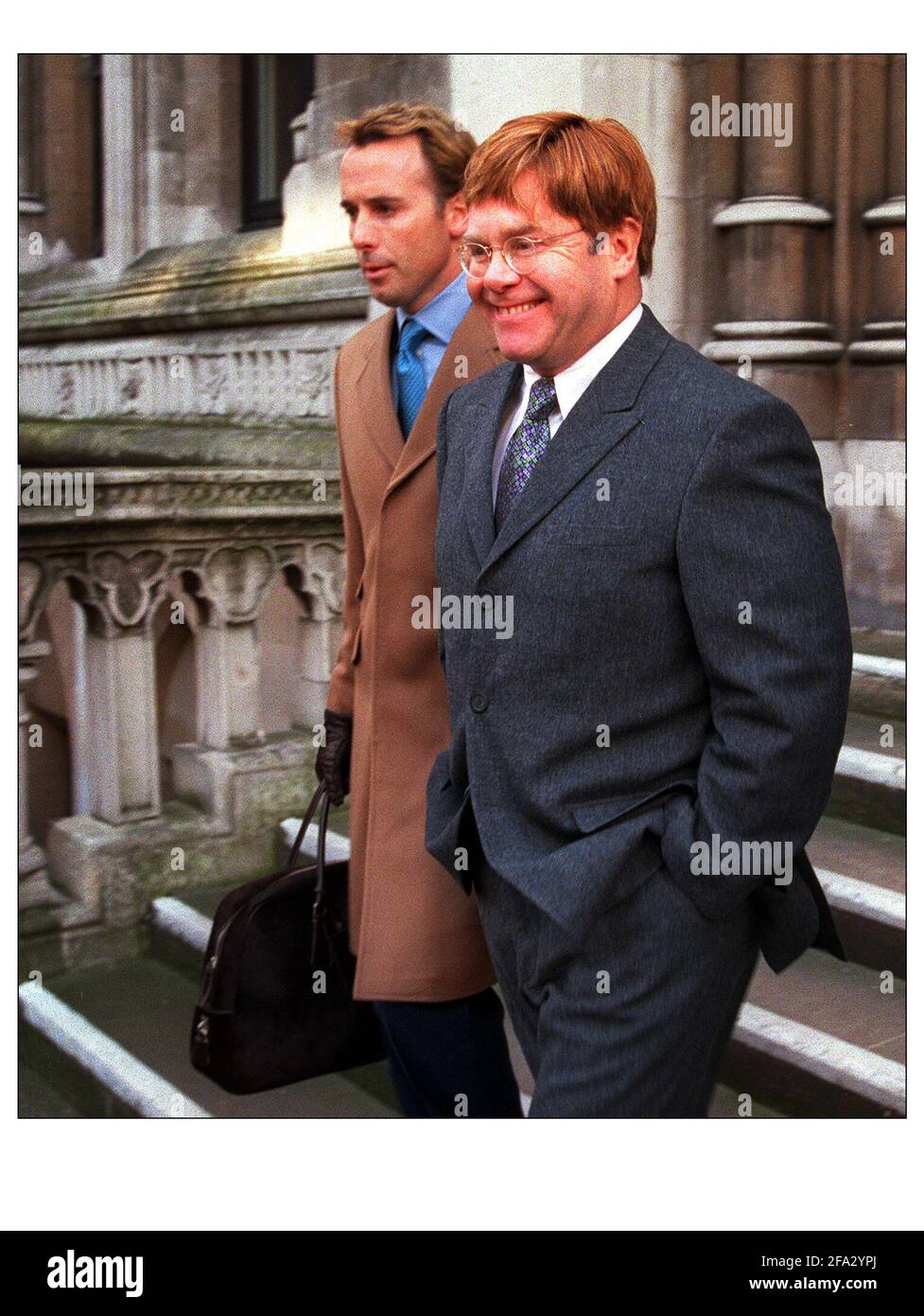 Elton John e il partner David Furish novembre 2000 arrivano al High Court Foto Stock