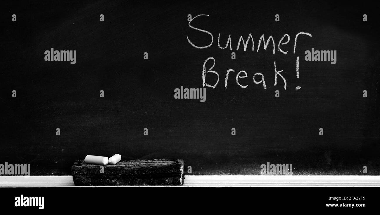 Lavagna a scuola per l'istruzione con cancellatore e gesso scrittura Foto Stock