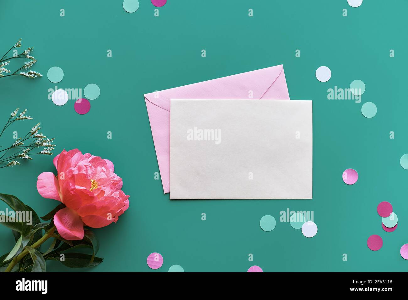 Biglietto d'auguri per il giorno della mamma con fiori di pony rosa su verde menta, sfondo di carta turchese. Con confetti di carta, spazio di testo. Informale alla moda Foto Stock