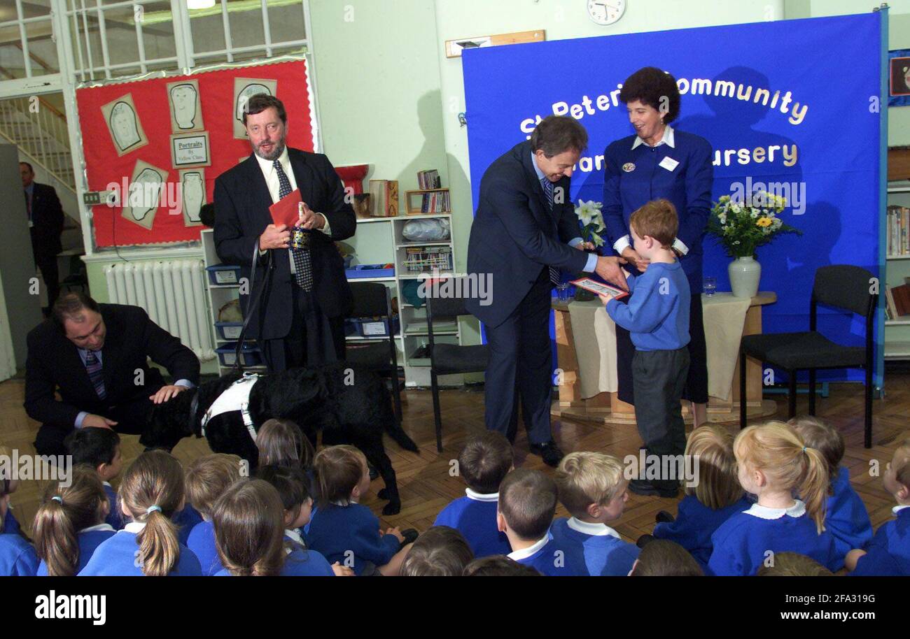 Tony Blair e David Blunkett hanno aperto una nuova classe di vivai alla St. Peters Community Infant School, portslade vicino a Hove Foto Stock