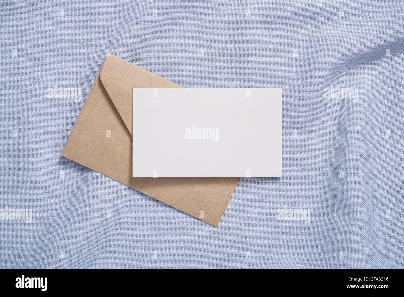 Carta bianca bianca e mockup delle buste su carta blu neutra tessuto colorato Foto Stock