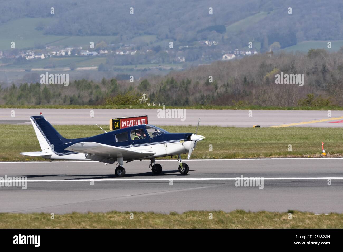 Una luce Piper PA28-140 G-BCJN Cherokee a motore singolo a quattro posti Atterraggio di aeromobili all'aeroporto internazionale di Bristol il 22 di Aprile 2021 Foto Stock