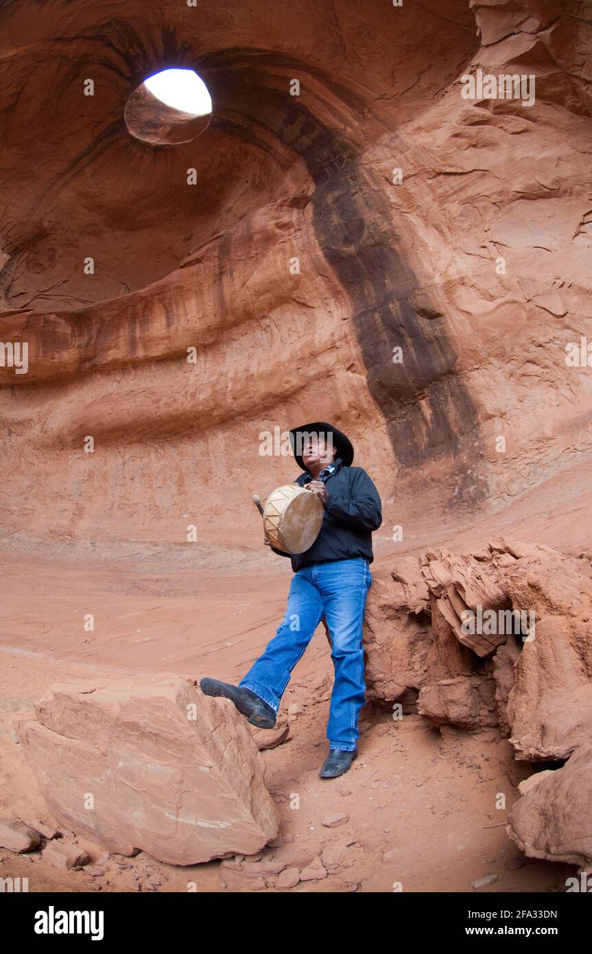 Monument Valley es un parque nacional manejado por la Nacion Navajo, donde se encuentran más de 100 sitios con vestigios de los Anasazi, como Cliff dw Foto Stock