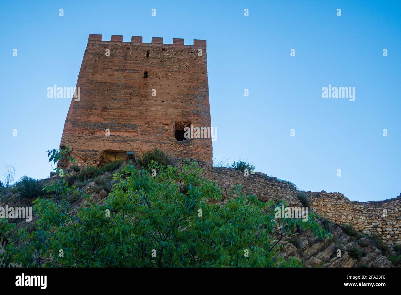 Foto ad angolo basso del Castello di Sot de Chera sotto un cielo blu chiaro Foto Stock
