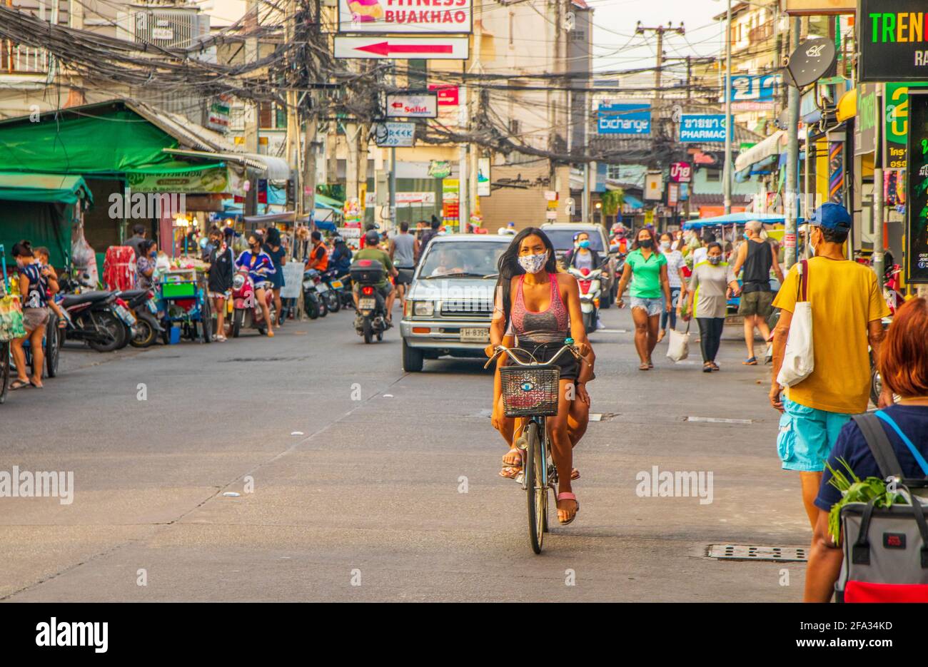 PATT, THAILANDIA - 19 aprile 2021: Fuori dalle strade durante la linea temporale Covid 19 a Pattaya Soi Buakhao Distretto Chonburi Thailandia Sud-est asiatico Foto Stock