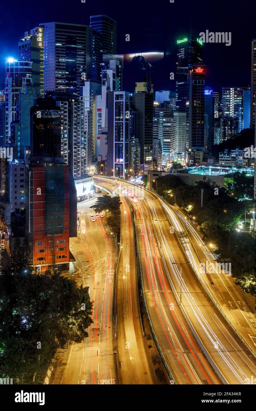 Il Wong Nai Chung Gap Flyover nel quartiere Happy Valley dell'isola di Hong Kong, in Cina. Aperto nel 1972. Vista serale. Foto Stock