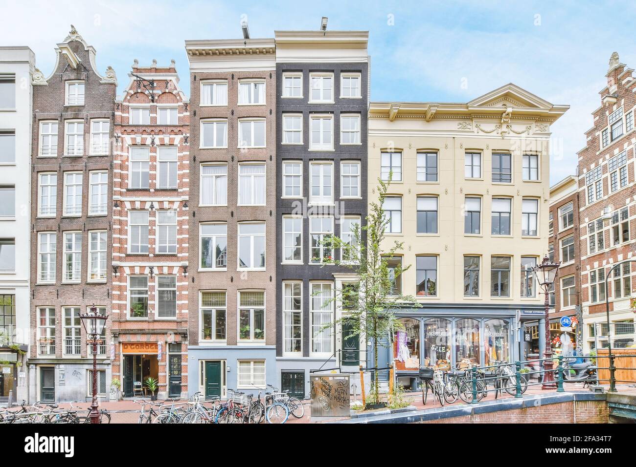 Facciate di edifici residenziali tradizionali ad Amsterdam Foto Stock