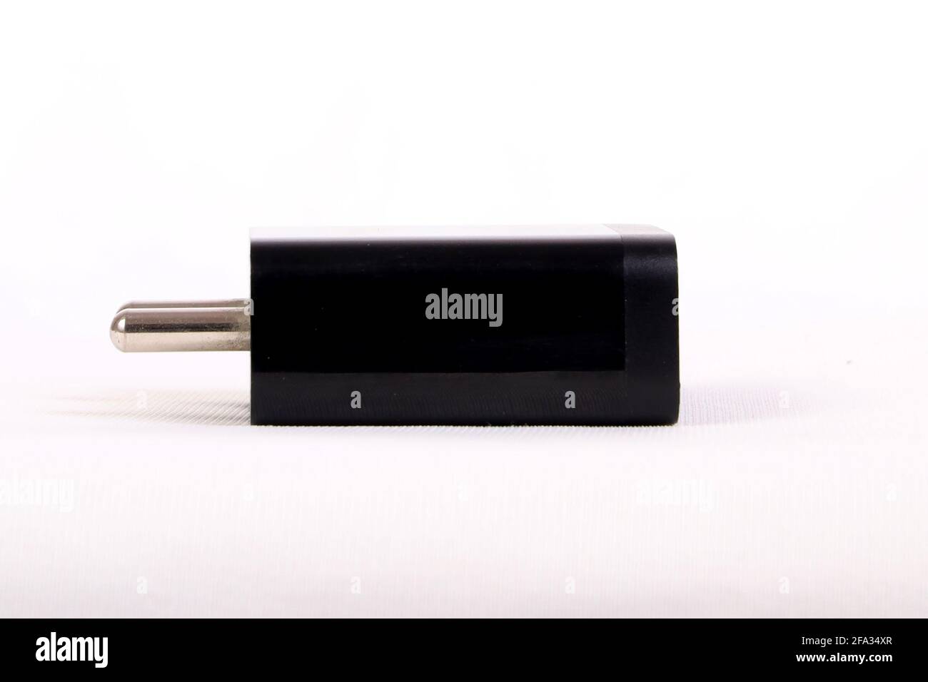 Presa del caricabatteria USB di alimentazione isolata su sfondo bianco Foto Stock