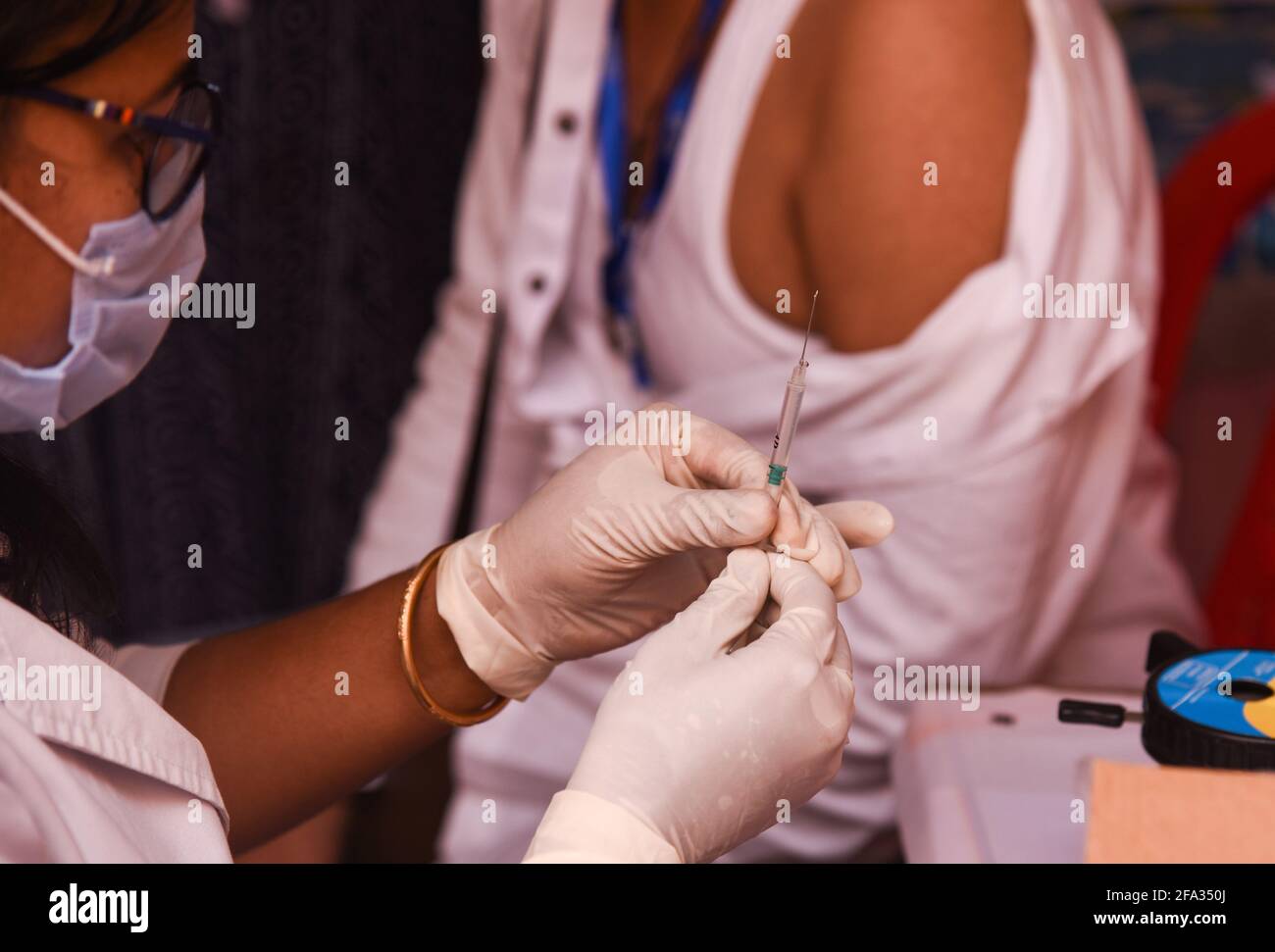 22 aprile 2021: Persone vaccinate contro COVID-19 in un ospedale di Guwahati il 22 aprile 2021. L'India ha segnalato oggi 314,835 nuove infezioni da coronavirus. Credit: David Talukdar/ZUMA Wire/Alamy Live News Foto Stock