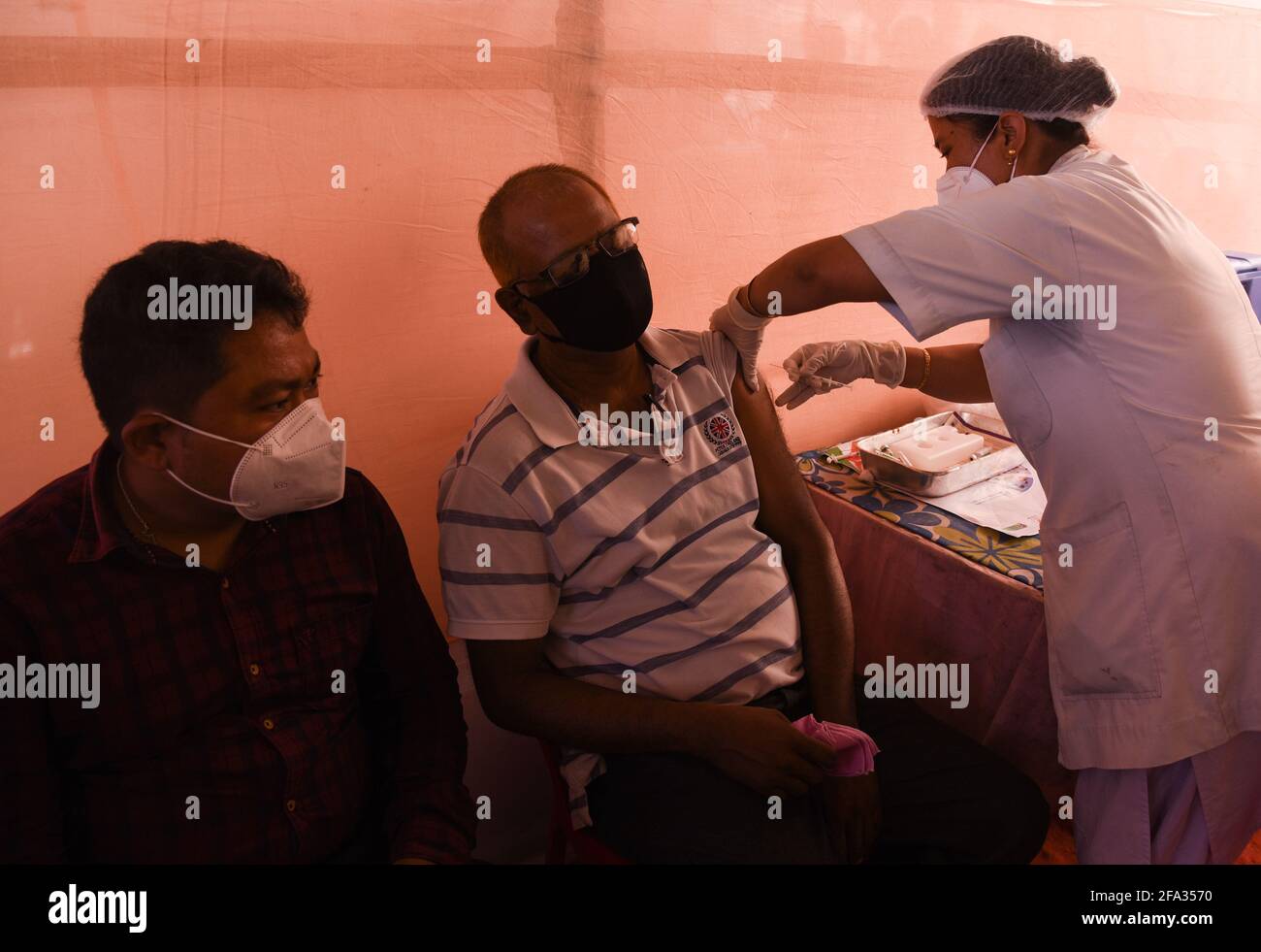 22 aprile 2021: Persone vaccinate contro COVID-19 in un ospedale di Guwahati il 22 aprile 2021. L'India ha segnalato oggi 314,835 nuove infezioni da coronavirus. Credit: David Talukdar/ZUMA Wire/Alamy Live News Foto Stock