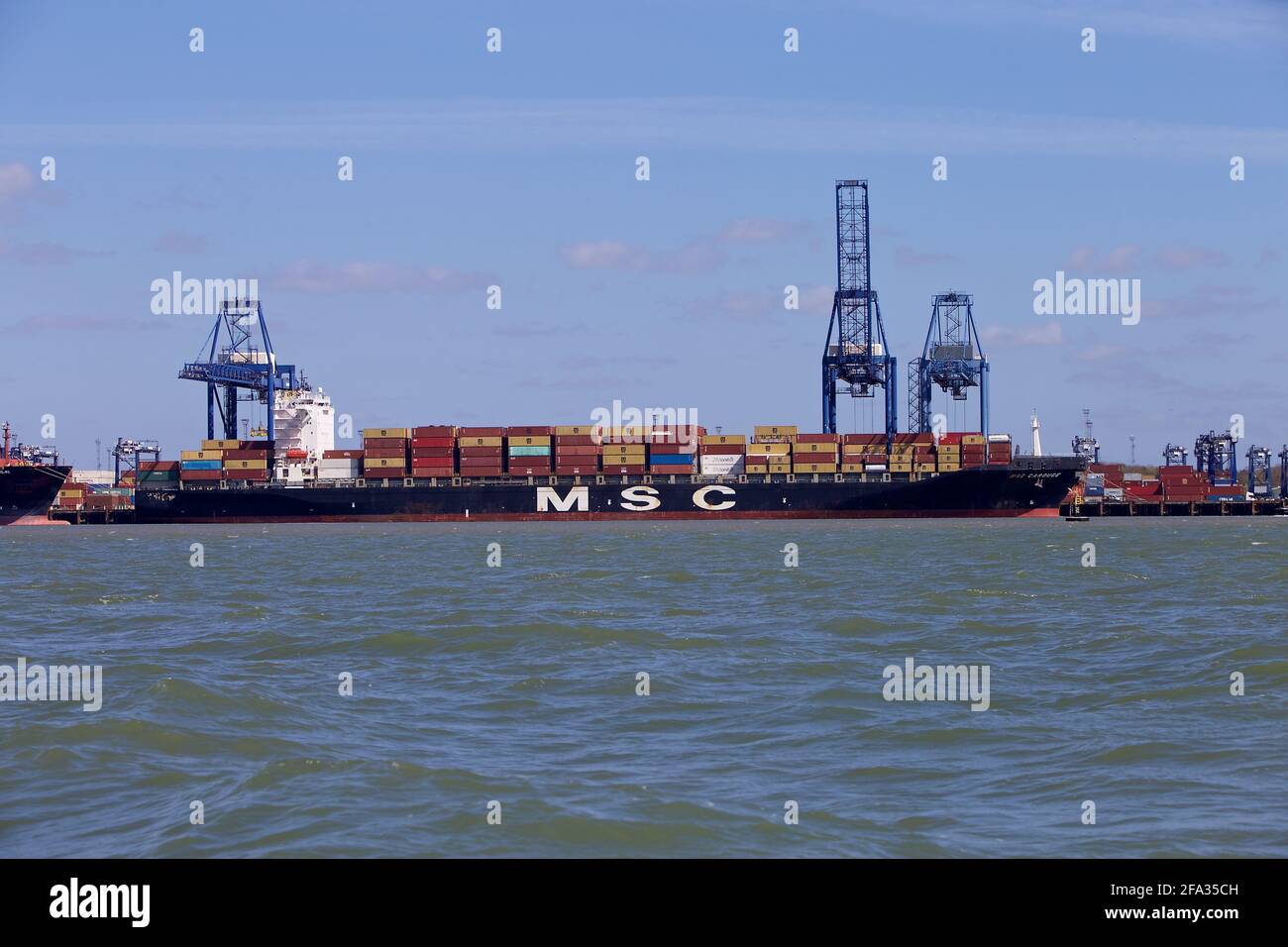 Nave portacontainer MSC Carouge attraccata al porto di Felixstowe, Suffolk, Regno Unito. Foto Stock