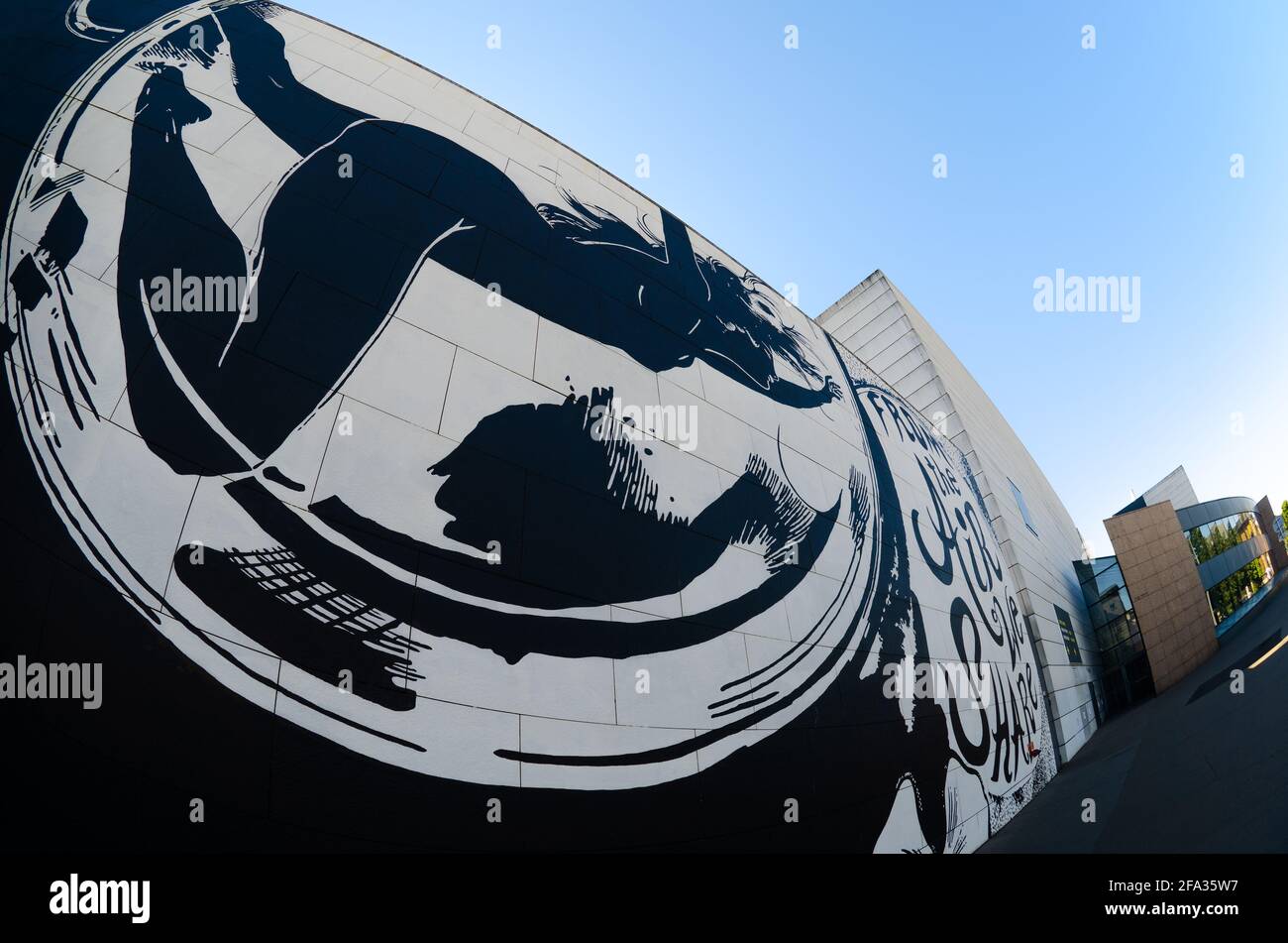 Strasburgo, Francia - 12 luglio 2020: Vista esterna del Museo d'arte moderna e contemporanea di Strasburgo, con le pareti dipinte in bianco e nero urbano Foto Stock