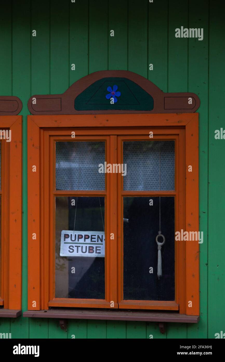 Puppenstube im Fenster Foto Stock
